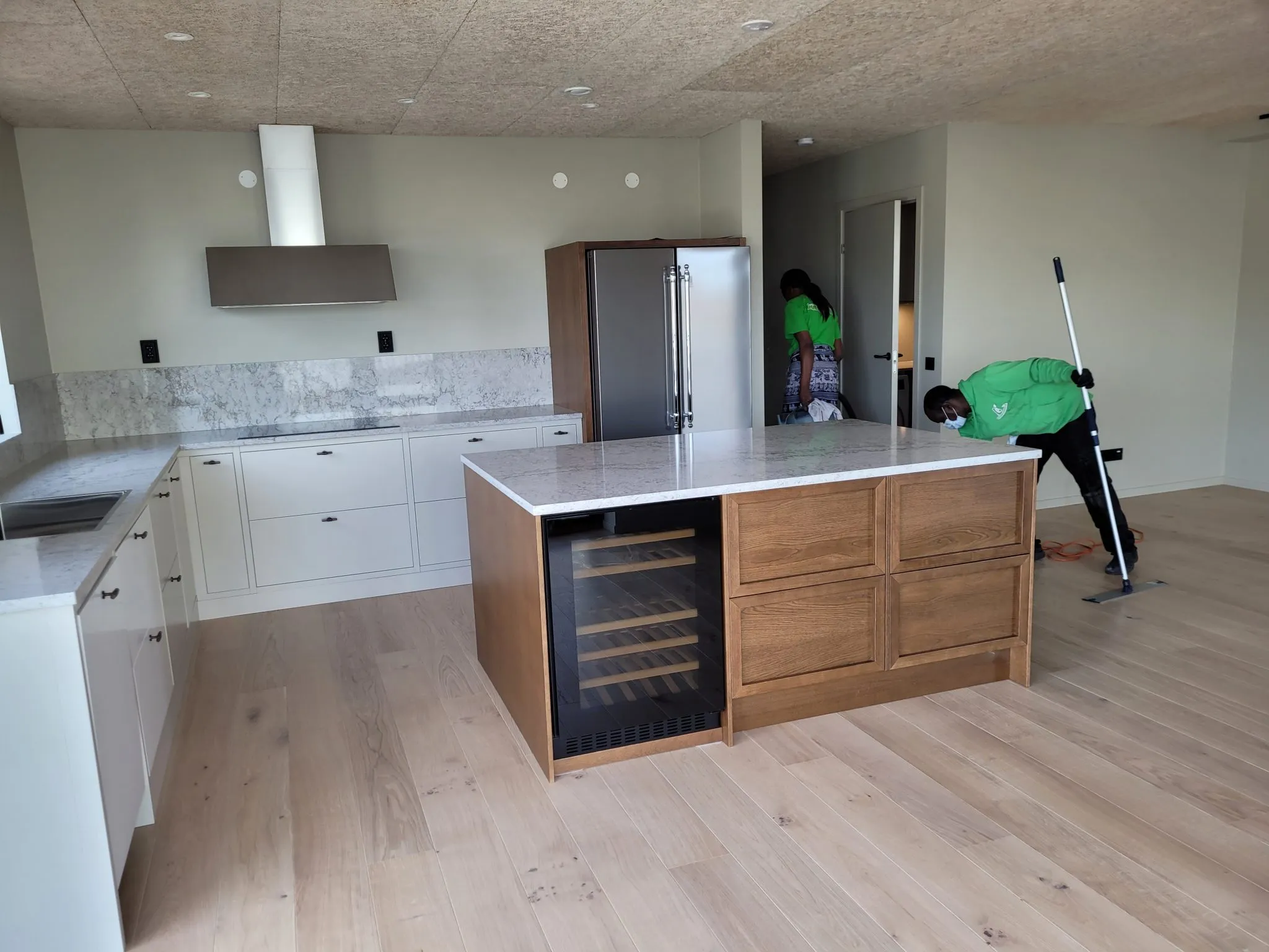 Personal på Greenstädbyrån AB som flyttstädar ett hem